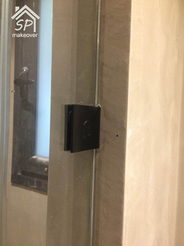 Γωνιακή ντουζιέρα με κρύσταλλο ασφαλείας καιμαύρα εξαρτήματα