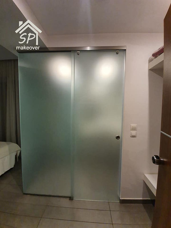 Συρόμενες και σπαστές ανοιγόμενες πόρτες σε δωμάτια ξενοδοχείου